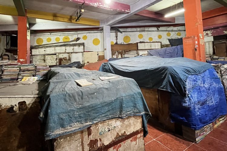 Penampakan toko buku Bekasi di Pasar Blauran, Surabaya yang sebagian besar telah tutup, Senin (29/9/2025).