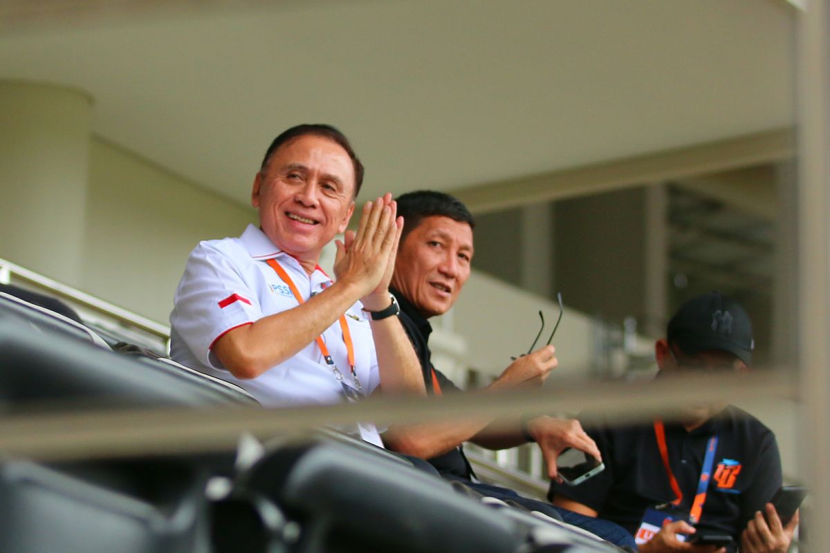 Ekspresi Ketua Umum PSSI, Mochamad Iriawan, saat menghadiri laga lanjutan Liga 1 2022-2023 antara Madura United vs PSIS Semarang di Stadion Manahan, Solo, Senin 5 Desember 2022.