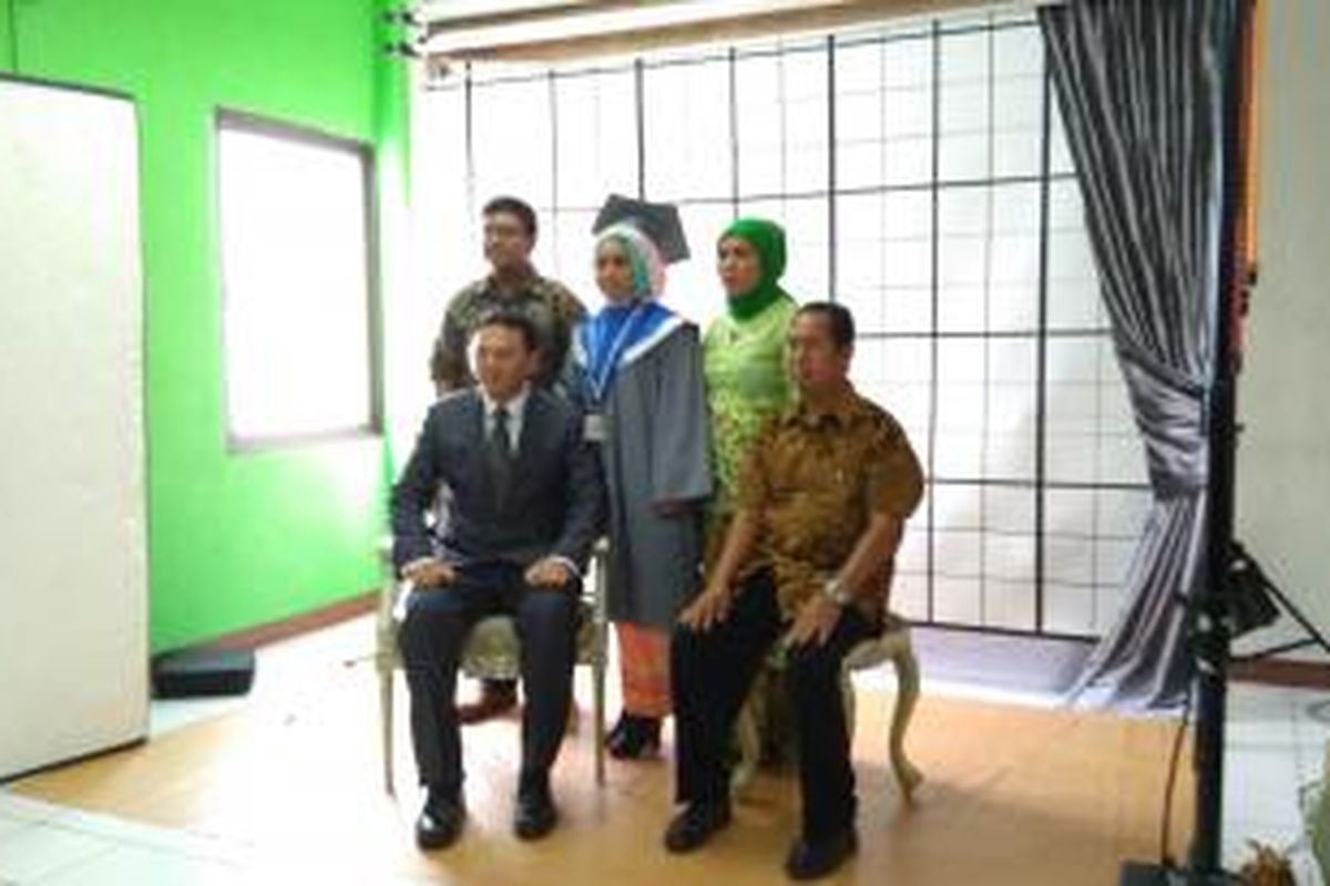 Gubernur DKI Basuki Tjahaja Purnama berfoto bersama wisudawan di Universitas Paramadina, Sabtu (24/10/2015). 