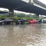 Mobil Terpaksa Lewati Banjir, Begini Cara Amannya