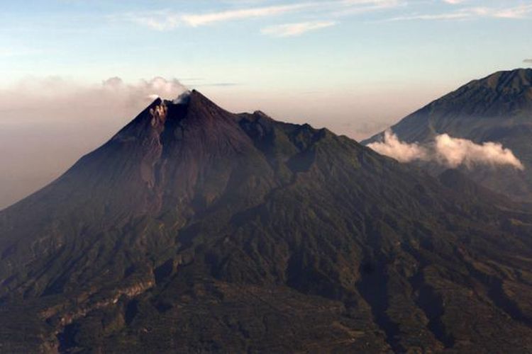 Gunung Merapi yang berada di wilayah provinsi Jawa Tengah dan DI Yogyakarta, terlihat dari udara, Minggu (10/5/2015). 