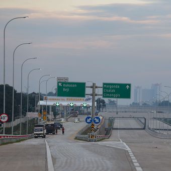 Proyek pembangunan Jalan Tol Cinere-Jagorawi (Cijago) Seksi 3A Kukusan-Krukut, Sabtu (10/12/2022). Ruas tol ini akan digunakan secara fungsional jelang libur Natal 2022 dan Tahun Baru 2023 (Nataru) mendatang.