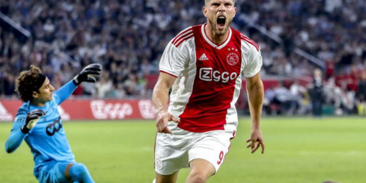 Striker Ajax Amsterdam, Klaas Jan Huntelaar, melakukan selebrasi seusai mencetak gol ke gawnag Standard Liege dalam laga Kualifikasi Liga Champions di Amsterdam ArenA, Selasa (14/8/2018)
