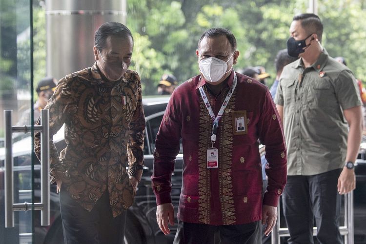 Presiden Joko Widodo (kiri) didampingi Ketua KPK Firli Bahuri tiba untuk menghadiri peringatan Hari Anti Korupsi Sedunia 202,  di Gedung Merah Putih KPK, Jakarta, Kamis (9/12/2021). ANTARA FOTO/Sigid Kurniawan/hp