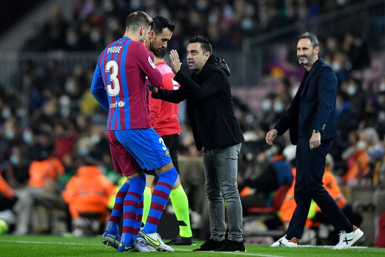 Xavi Hernandez memberi arahan kepada bek Barcelona Gerard Pique dalam laga pekan ke-14 Liga Spanyol 2021-2022 melawan Espanyol di Stadion Camp Nou, Minggu (21/11/2021) dini hari WIB. Terkini, Pique dikabarkan bertengkar dengan Xavi.