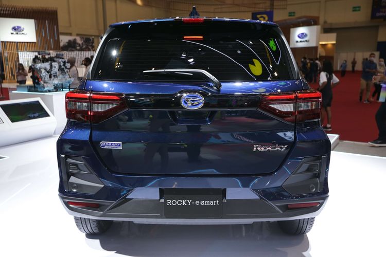 Daihatsu Rocky Hybrid dipamerkan di ajang Gaikindo Indonesia International Auto Show (GIIAS) 2022 di ICE BSD, Tangerang, Jumat (12/8/2022). Rocky Hybrid atau Rocky Series Hybrid menggunakan teknologi hibrida seri. Mesin konvensional pada mobil ini berfungsi sebagai generator untuk menyuplai energi ke baterai.