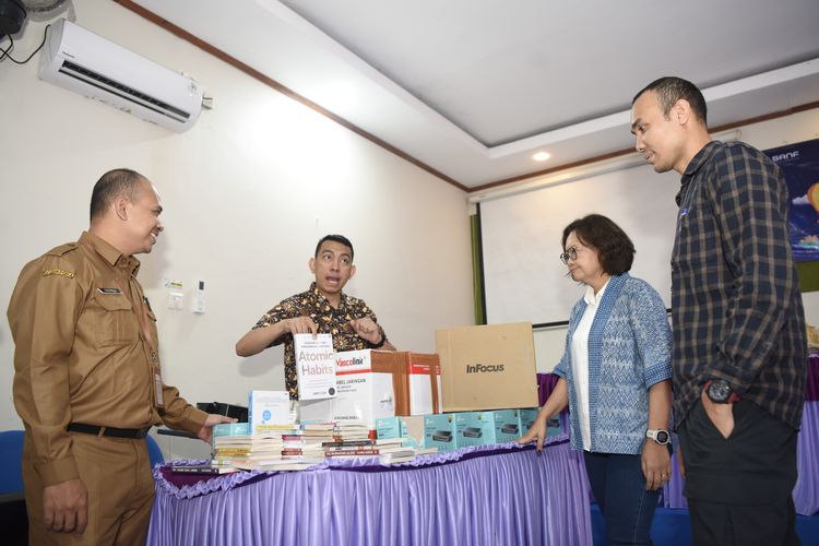 Kerjasama Astra dengan Surya Artha Nusantara Finance (SANF) untuk mengembangkan keterampilan literasi dan mendukung transformasi digital di SMPN 2 Penajam Paser Utara (PPU).