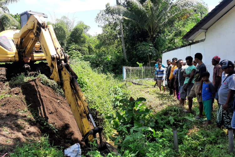 Proses pengerukan aliran air di pintu masuk Sungai Bondoyudo  Lumajang, Selasa (15/3/2022)