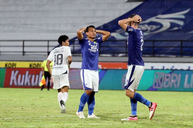 Ekspresi kecewa Dedi Kusnandar (tengah) dan Nick Kuipers (kanan) pada laga pekan ke-25 Liga 1 yang mempertemukan Persib Bandung vs PSIS Semarang di Stadion Kapten I Wayan Dipta, Selasa (15/2/2022).