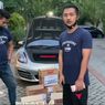 Viral, Crazy Rich Surabaya Naik Porsche Bagikan Kardus Berisi Uang Jutaan Rupiah ke Warga di Jalan