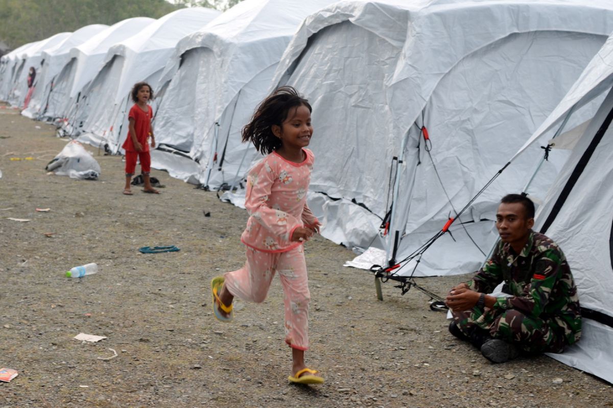 Anak-anak bermain di sekitar tenda tempat tinggal terpadu bagi pengungsi terdampak gempa di Loli Saluran, Kabupaten Donggala, Sulawesi Tengah, Sabtu (13/10). Palang Merah Indonesia bekerja sama Bulan Sabit Merah Turki mendirikan 350 tenda tempat tinggal terpadu bagi korban terdampak gempa dan tsunami Palu-Donggala. ANTARA FOTO/Sahrul Manda Tikupadang/kye/18