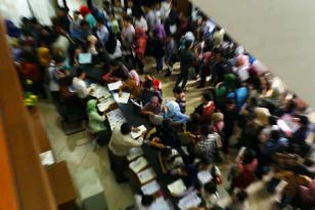 Para pelamar kerja mengantre untuk mengajukan permohonan pembuatan Surat Keterangan Catatan Kepolisian (SKCK) di kantor Polres Jakarta Timur, Kamis (5/9/2013). Permohonan SKCK melonjak seiring dibukanya lowongan penerimaan calon pegawai negeri sipil.