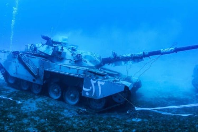 Tank tempur Khalid yang menjadi salah satu koleksi museum bawah air Yordania