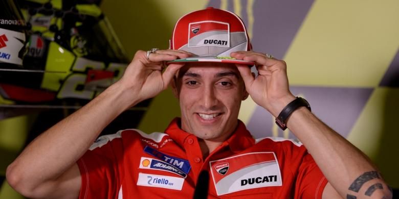 Pebalpa Ducati asal Italia, Andrea Iannone, membetulkan topi dan tersenyum saat konferensi pers jelang GP Catalunya di Sirkuit de Barcelona-Catalunya, Kamis (2/6/2016).
