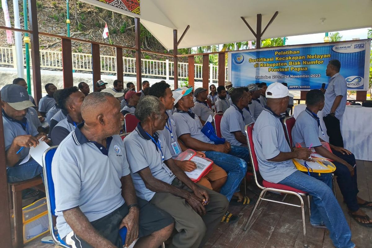 Menteri Kelautan dan Perikanan mengunjungi pameran olahan produk perikanan dan batik ecoprint, 22 November lalu, yang ditampilkan oleh ibu-ibu nelayan hasil pelatihan di Bale Pelatihan Kampung Nelayan Modern, Desa Samber Binyeri, Biak Numfor, Papua.