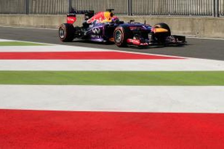 Pebalap Red Bull asal Jerman, Sebastian Vettel memasuki pit saat menjalani sesi latihan bebas tiga GP Italia di Sirkuit Monza, Sabtu (7/9/2013).