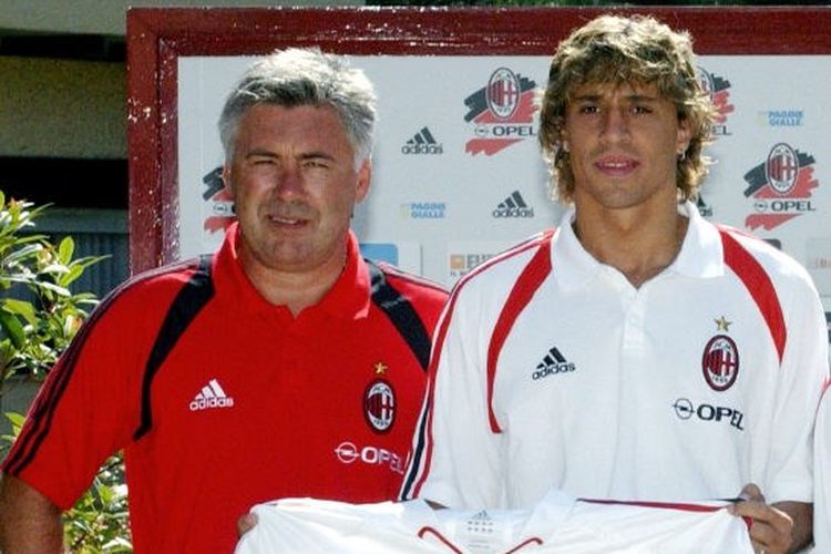 Carlo Ancelotti pada saat memperkenalkan Hernan Crespo sebagai rekrutan anyar AC Milan, 15 Juli 2004