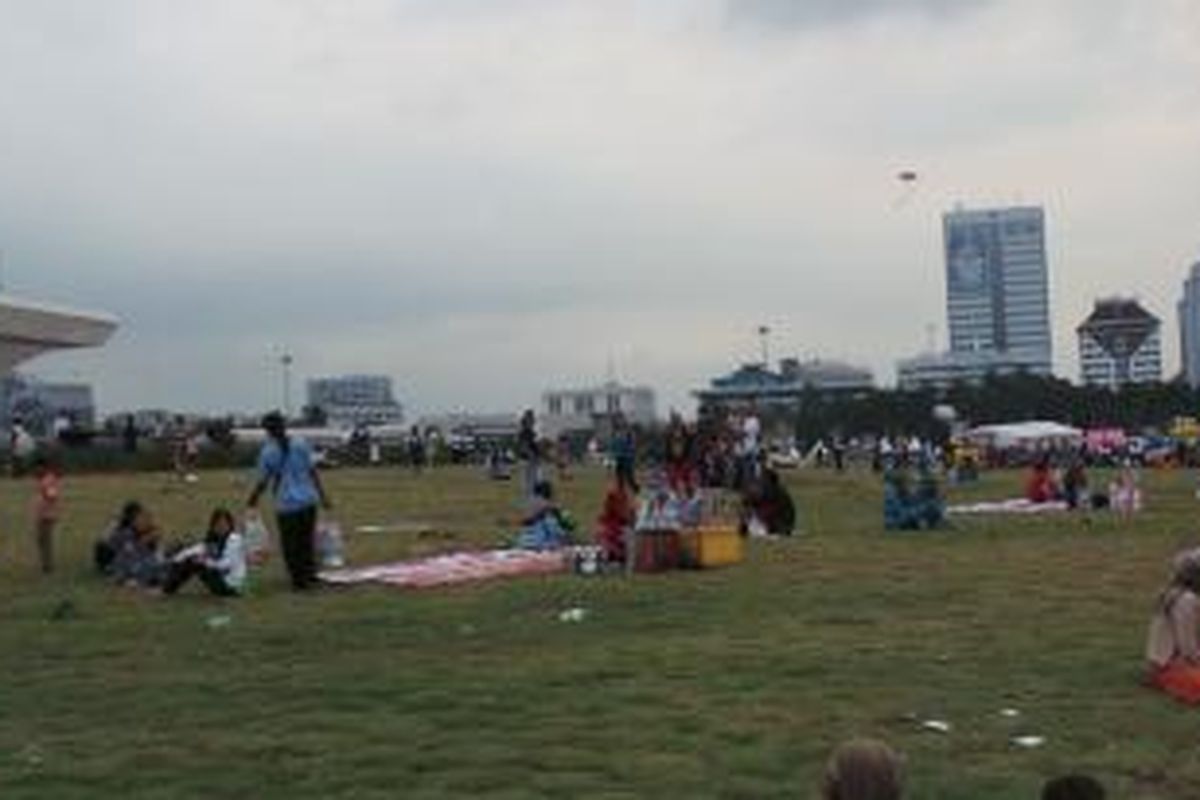 Pedagang kaki lima (PKL) membeludak di Pekan Rakyat Jakarta (PRJ) Monas, Jakarta. Pengunjung menyayangkan ketidaktegasan Pemprov DKI dalam mengatasi PKL ini. Foto diambil pada Sabtu (14/6/2014).