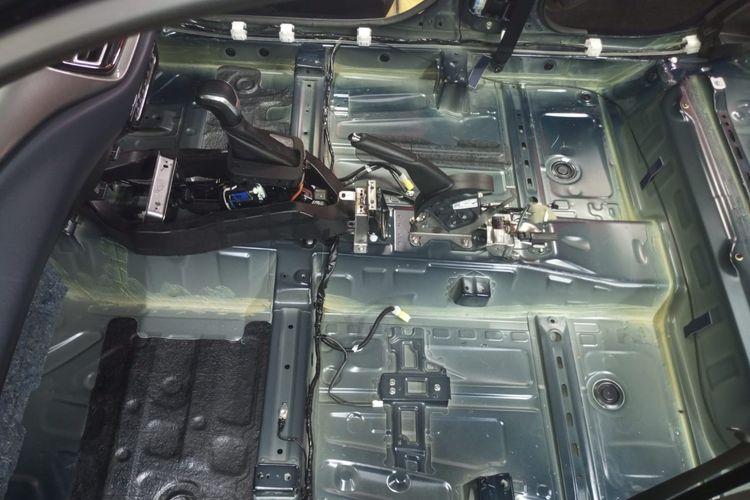 Waspada, Komponen yang Berisiko Rusak Saat Bongkar Karpet Mobil