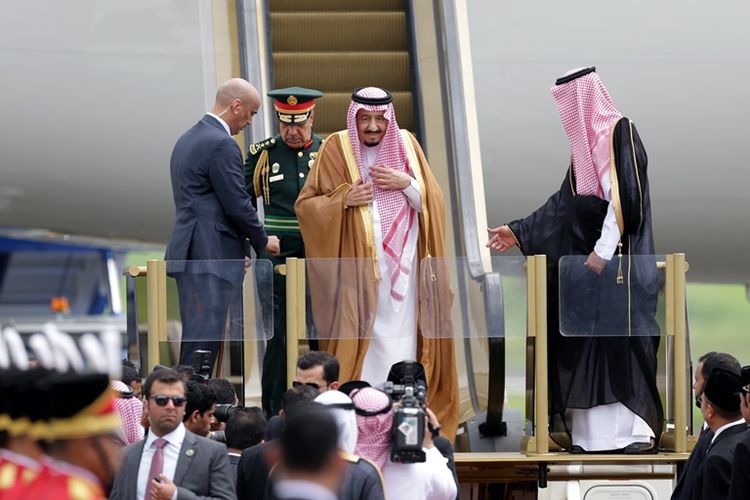 Raja Arab Saudi Salman bin Abdulaziz al-Saud saat tiba di Bandara Halim Perdanakusuma, Jakarta, Rabu (1/3/2017). Presiden Joko Widodo menyambut kedatangan Raja Salman dan rombongan.