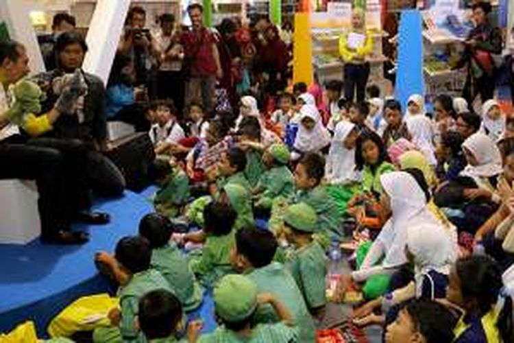 Wakil Ketua Komisi Pemberantasan Korupsi, Saut Situmorang membawakan dongeng kepada pelajar di Indonesia International Book Fair (IIBF) 2016 di JCC, Jakarta, Sabtu (1/10/2016). KPK menggelar kegiatan tersebut sebagai upaya menimbulkan karakter anti-korupsi kepada anak sejak dini.