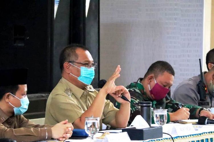 Plt Wali Kota Medan Akhyar Nasution dalam rapat finalisasi Perwal tentang Pedoman Adaptasi Kebiasaan Baru Pada Kondisi Pandemi Covid-19, Selasa (23/6/2020)