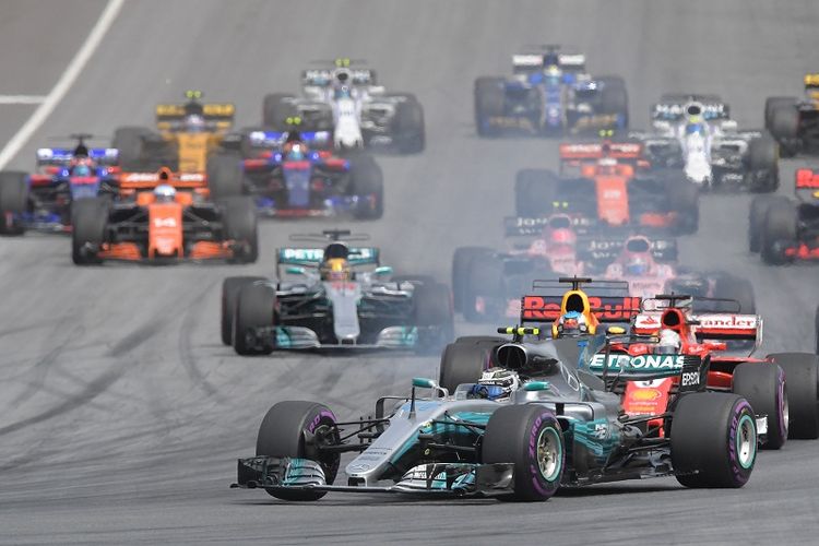 Pebalap Mercedes asal Finlandia, Valtteri Bottas (depan) sedang memacu mobilnya pada balapan GP Austria di Red Bull Ring, Spielberg, Austria, Minggu (9/7/2017)