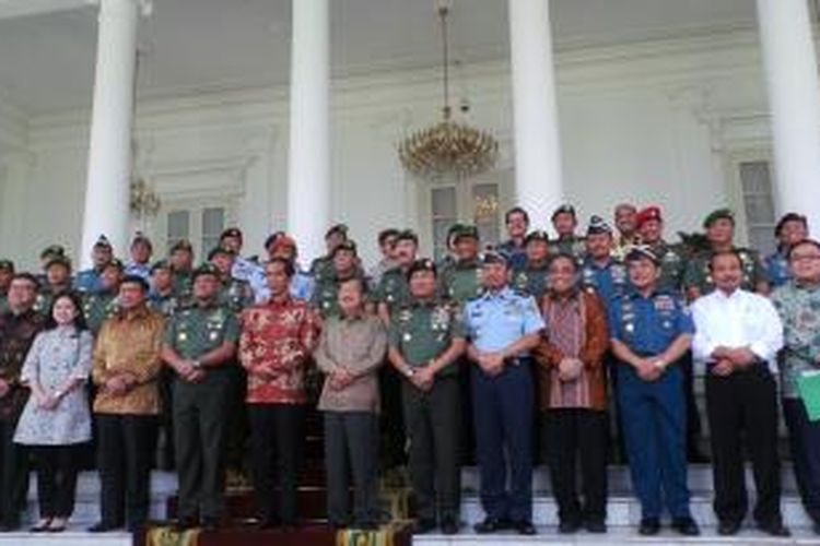 Presiden Joko Widodo dan Wakil Presiden Jusuf Kalla berfoto bersama dengan para panglima komando daerah seluruh Indonesia di Istana Bogor, Jumat (28/11/2014).