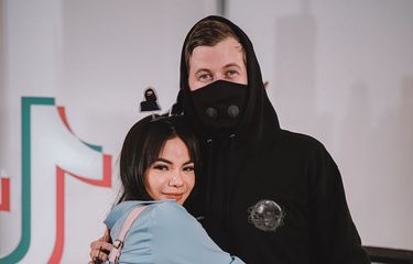 Disjoki Dinar Candy membuat iri netizen ketika memamerkan foto sedang memeluk Alan Walker.