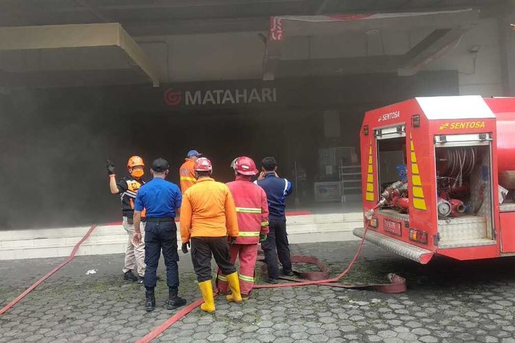 Petugas Damkar dan Kepolisian masih berupaya memadamkan api di dalam gedung Matahari Dept Store yang kebakaran di Jalan Veteran Kota Tasikmalaya, Jawa Barat, Jumat (9/6/2023).