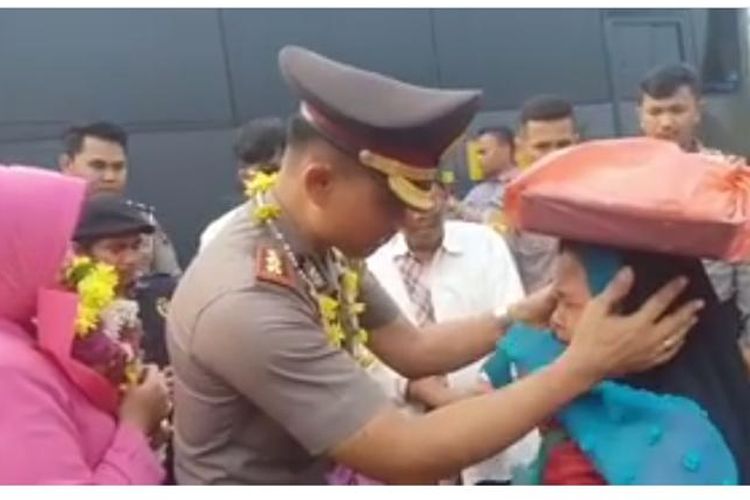 Sebuah video sorang gadis kecil penjual onde-onde tiba-tiba masuk menembus barisan polisi di tengah acara pisah sambut Kapolres Padang Panjang AKBP Cepi Noval viral di media sosial.