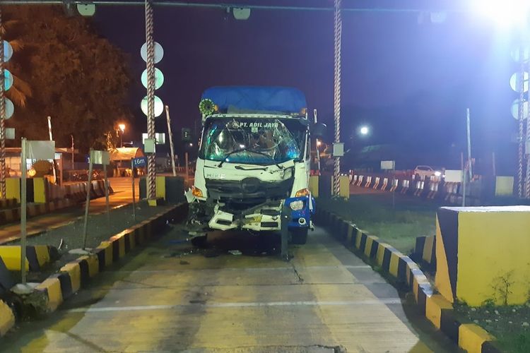 Truk pengangkut pupuk seberat 45 ton yang mengalami kecelakaan di Gerbang Pelabuhan Bakauheni, Rabu (14/9/2022) malam. Tidak ada korban jiwa dalam kecelakaan tersebut.