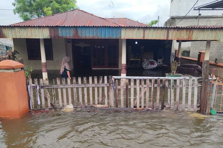 Rumah warga Hutadaa terendam luapan air Danau Limboto. Akibat luapan ini banyak warga yang memilih mengungsi ke lokasi yang lebih aman.