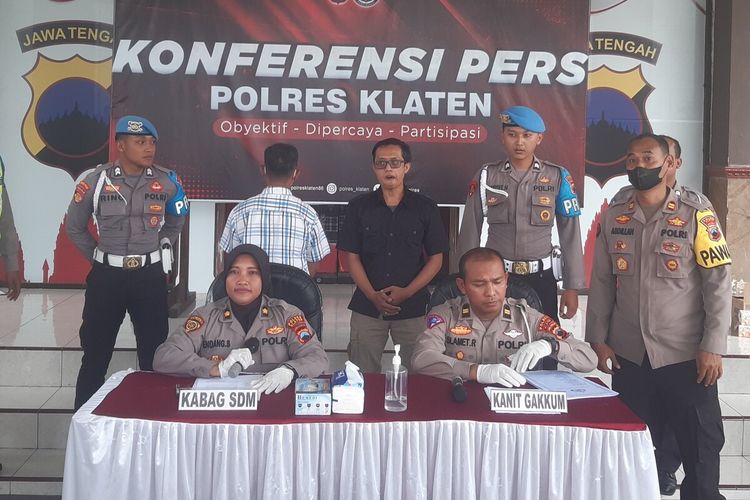 Pengemudi mobil pelat merah NS dihadirkan dalam konferensi pers terkait tabrak lari di Mapolres Klaten, Jawa Tengah, Selasa (28/2/2023).