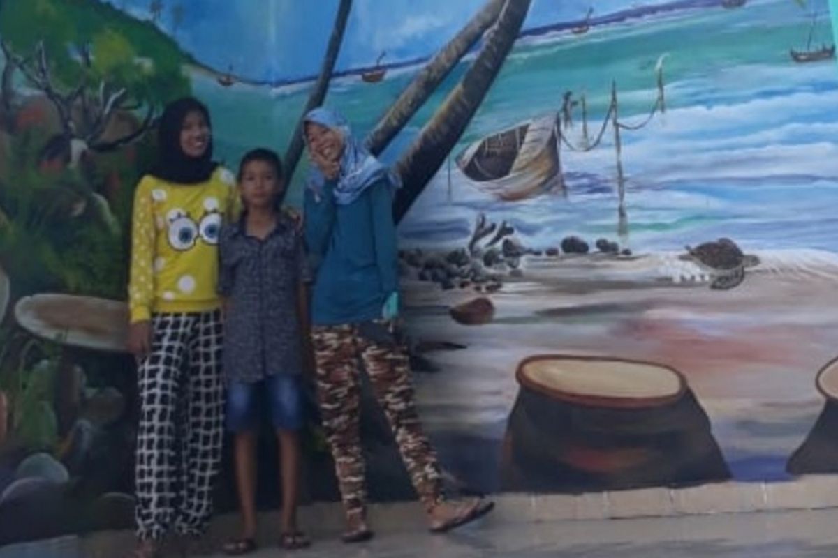 Warga berfoto di depan lukisan di Kantor Kecamatan Kepulauan Seribu Utara, Kepulauan Seribu.