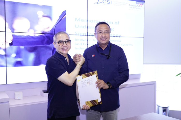 President Director CCSI Peter Djatmiko dan Direktur Network Telkom Nanang Hendarno menunjukkan dokumen Memorandum of Understanding (MoU) kerja sama pengembangan Sistem Komunikasi Kabel Laut (SKKL) SUB-2 di Jakarta, Senin (15/12/2025). 