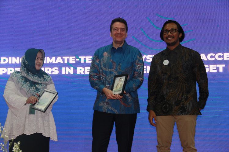 Berlokasi di Gedung Manggala Wanabakti, Kementerian Lingkungan Hidup dan Kehutanan Republik Indonesia (KLHK) secara resmi menggelar Climate Innovation Acceleration (CIA) 2024. KLHK menggandeng Ecoxyztem, HSBC Indonesia, dan Greeneration Foundation.