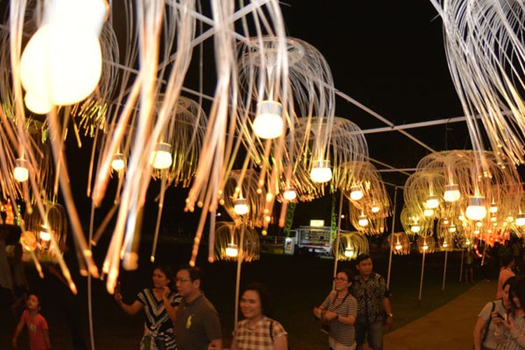 Warga mengunjungi Nusa Dua Light Festival 2018 di Badung, Bali, Senin (11/6/2018). Festival lampion bertema Underwater Light tersebut merupakan salah satu daya tarik wisata di kawasan Nusa Dua selama musim libur panjang lebaran yang menargetkan kunjungan 2.500 orang per hari.