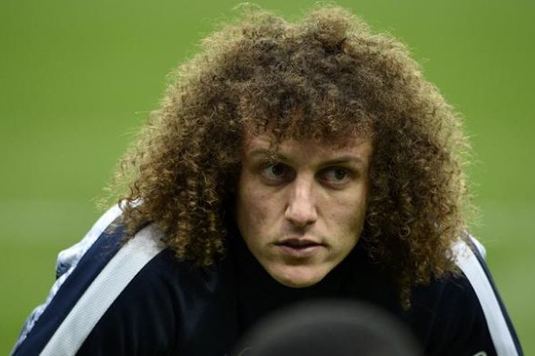 David Luiz menjalani pemanasan bersama Paris Saint-Germain, menjelang laga Ligue 1 kontra Nice, di Parc des Princes, 2 April 2016.