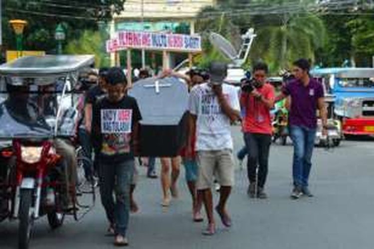 Para terduga pelaku kejahatan narkoba menggotong peti mati kosong mengelilingi jalan Koto Tanauan