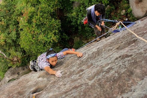 Berita Foto: Panjat Tebing di Gunung Bongkok Purwakarta