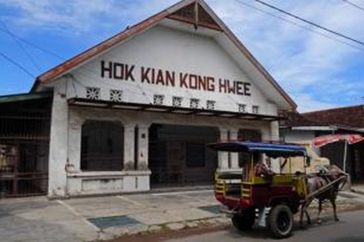 Hokkian Kong Hwee di Jalan Koperasi, Mataram, Lombok. Gedung ini digunakan sebagai tempat pertemuan dan perkumpulan warga Hokkian. 