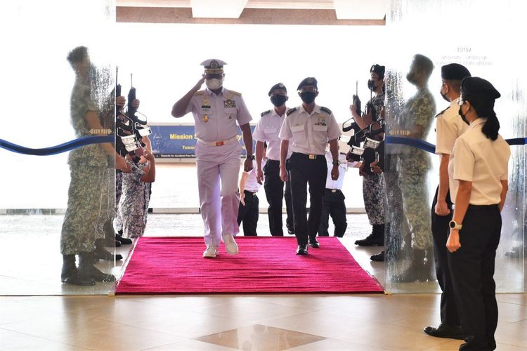 Kepala Staf Angkatan Laut (KSAL) Laksamana Yudo Margono bertemu Panglima Angkatan Laut Republic of Singapore Navy (RSN) Rear Admiral Aaron Beng di Pangkalan Angkatan Laut Changi, Singapura, Senin (13/12/2021).