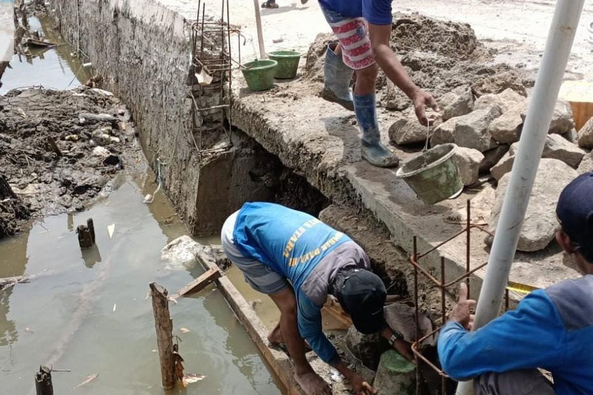 Sejumah petugas sedang mengerjakan pembangunan turap di kawasan Rumah Si Pitung, Marunda, Jakarta Utara, Rabu (2/3/2022),