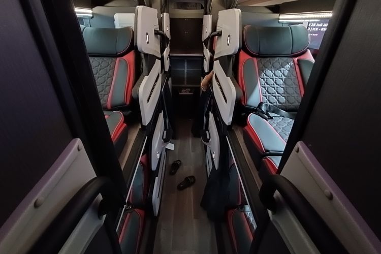 Bus baru Karoseri Laksana dengan bodi Legacy SR3 Neo Double Decker Suites Combi