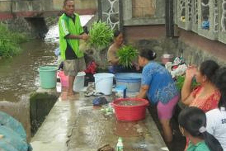 Pasukan Kuning bagi-bagi kangkung hasil dari pengelolaan sampah organik di Kelurahan Singotrunan Banyuwangi