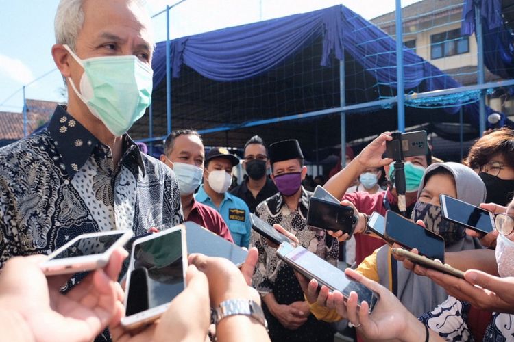 Gubernur Jawa Tengah Ganjar Pranowo usai meninjau vaksinasi Covid-19 yang diadakan Universitas Muhammadiyah Magelang (Unimma) di kampus 2 Unimma, Rabu (8/9/2021).