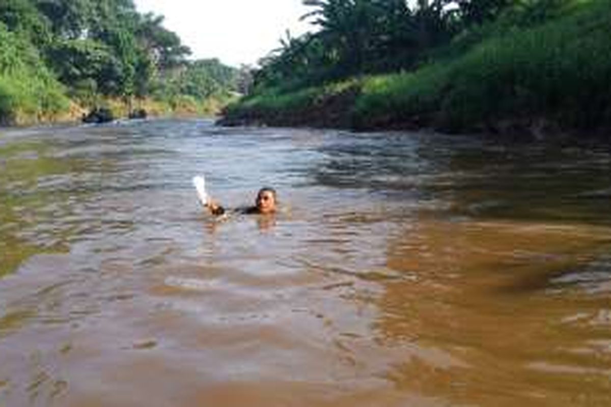 Salah seorang warga bantaran Sungai Ciliwung yang sempat menyerahkan surat ke Gubernur DKI Jakarta Basuki Tjahaja Purnama saat kegiatan peninjauan sungai, Rabu (18/5/2016). Surat bertuliskan permintaan dari warga Condet Lestari perihal pencanagan Kampung Condet Lestari sebagai kawasan Salak Jakarta.