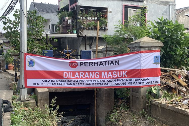 Truk Sampah Kerap Buang Muatan di TPS Liar Kramat Jati meski Ada Spanduk Larangan