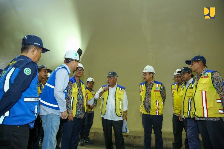 Menteri PUPR Basuki Hadimuljono meninjau langsung Terowongan Cisumdawu pada Rabu (03/01/2024)